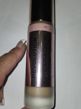 Makeup Revolution Conceal & Define Liquid Foundation F5